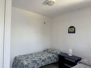 2 dormitorios, tabla de planchar con plancha, ropa de cama