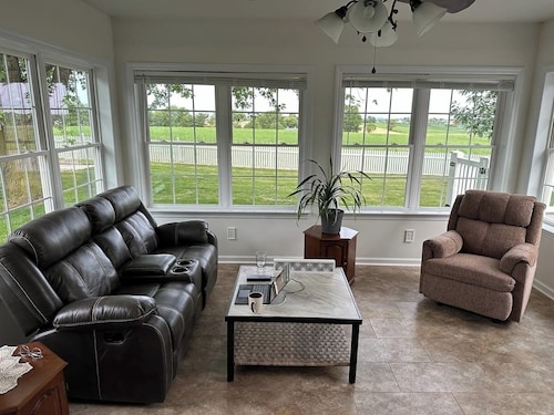 Sunnycrest Guesthouse - Spacious 4-bedroom home, 5 min to Kitchen Kettle Village