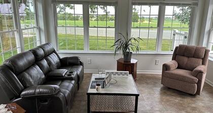 Sunnycrest Guesthouse - Spacious 4-bedroom home, 5 min to Kitchen Kettle Village