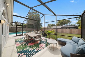 Outdoor dining - Naples Pool Retreat l Mini Putt + Private Yard (Naples)