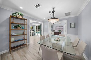 Dining - Naples Pool Retreat l Mini Putt + Private Yard (Naples)