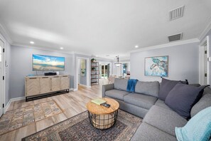 Living area - Naples Pool Retreat l Mini Putt + Private Yard (Naples)