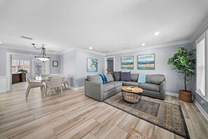 Living area - Naples Pool Retreat l Mini Putt + Private Yard (Naples)