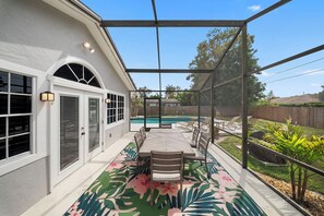 Outdoor dining - Naples Pool Retreat l Mini Putt + Private Yard (Naples)