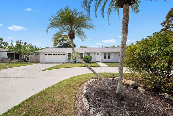 Exterior - Naples Pool Retreat l Mini Putt + Private Yard (Naples)