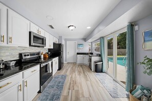 Private kitchen - Naples Pool Retreat l Mini Putt + Private Yard (Naples)