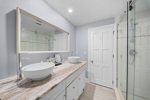 Shower, towels, soap, shampoo - Naples Pool Retreat l Mini Putt + Private Yard (Naples)