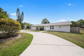 Exterior - Naples Pool Retreat l Mini Putt + Private Yard (Naples)