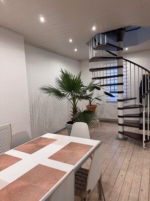 Dining - Vrbo Property (Jena)