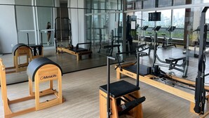 A gym with exercise equipment, large windows, and a city view. - Best View in SP - 62 m2 Apartment - 10 min from Butantã Metro Station (Yellow Line) (São Paulo)