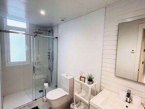 Shower, hair dryer, towels, soap - Casa Banderas - 2 BR (6p) - Pool view & mountains - La Cala De Mijas (Cala de Mijas)