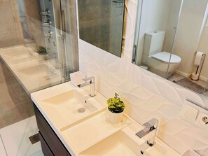Shower, hair dryer, towels, soap - Casa Banderas - 2 BR (6p) - Pool view & mountains - La Cala De Mijas (Cala de Mijas)