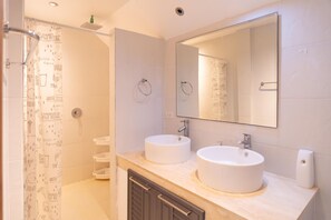 Shower, hair dryer, towels - Jungle Apartment with pool, BBQ near Kamala beach (Tambon Kammala)