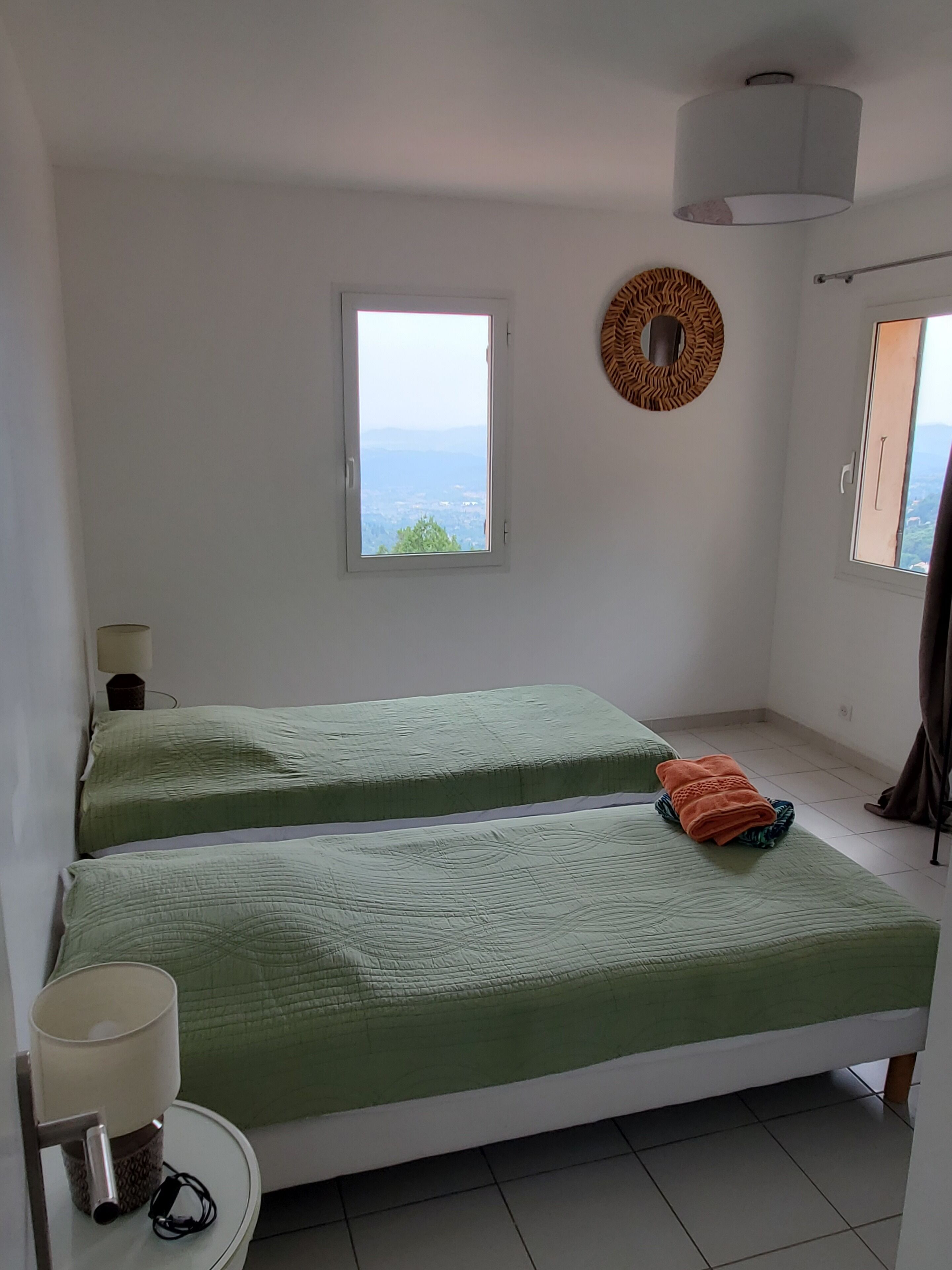 3 chambres, fer et planche à repasser, Wi-Fi, draps fournis