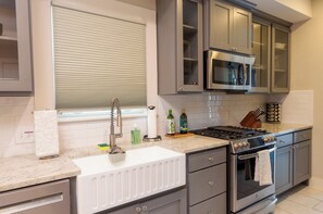 Microwave, stovetop, dishwasher - Downtown Delight by Prime 210, Vibrant San Antonio FIESTA Charm! New Listing (San Antonio)