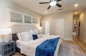 3 bedrooms, iron/ironing board, free WiFi, bed sheets - Downtown Delight by Prime 210, Vibrant San Antonio FIESTA Charm! New Listing (San Antonio)