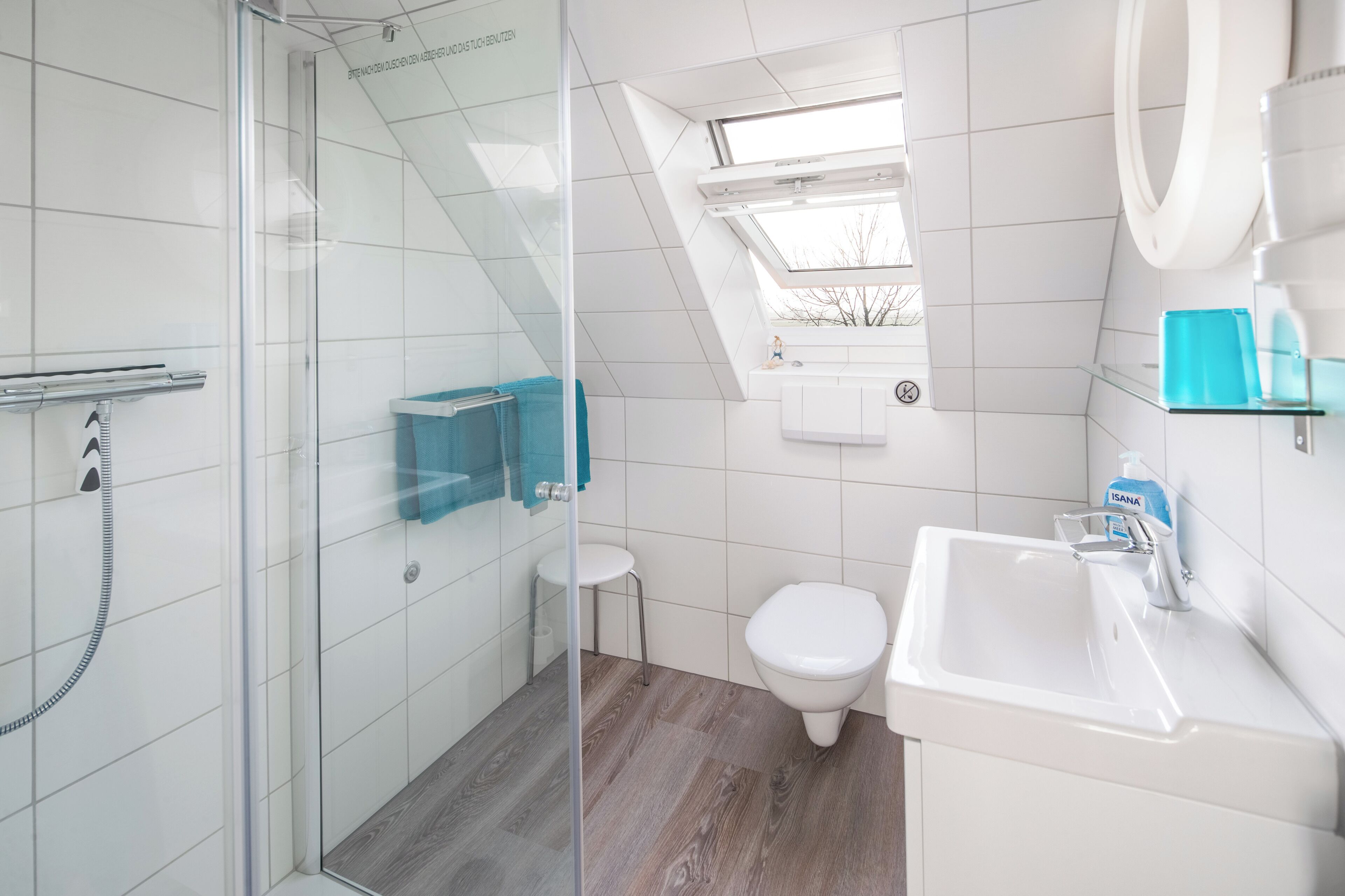Een douche, een haardroger, handdoeken, zeep
