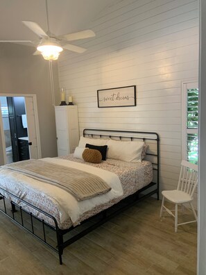 Room - NAPLES 4 MILES TO THE BEACH ! Entire home with 3 bed and 2 bath  plus loft ! (Naples)