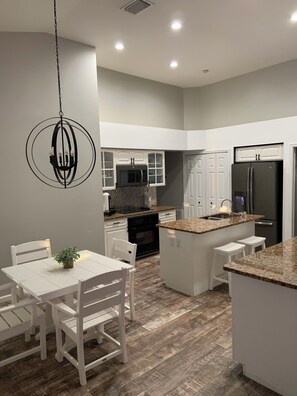 Dining - NAPLES 4 MILES TO THE BEACH ! Entire home with 3 bed and 2 bath  plus loft ! (Naples)