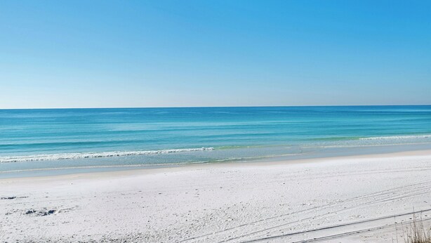 A beach with a clear sky and calm sea. - ☀️Private Beach Access | Pool+Hot Tub | Walk to Beach | Alerio D301⛱️ (Miramar Beach)