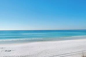 A beach with a clear sky and calm sea. - ☀️Private Beach Access | Pool+Hot Tub | Walk to Beach | Alerio D301⛱️ (Miramar Beach)