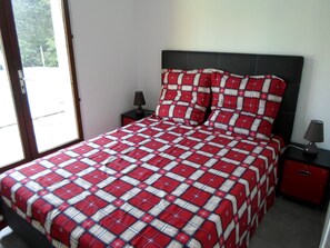 3 slaapkamers, een bureau, een strijkplank/strijkijzer, reisbedje