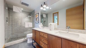 Shower, hair dryer, towels - NEW! Chateau Sans Nom #35 4-Bedroom Condo with Pool and Mountain view (Mammoth Lakes)