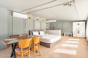Chambre Quadruple Familiale, plusieurs lits, climatisation, vue ville