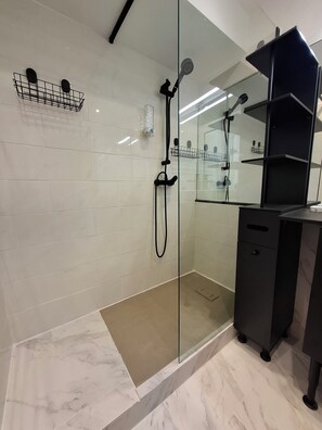 Dusche, Haartrockner, Handtücher, Seife
