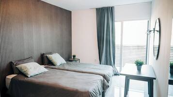 Chambre Supérieure avec lits jumeaux, balcon, vue ville | Wi-Fi gratuit