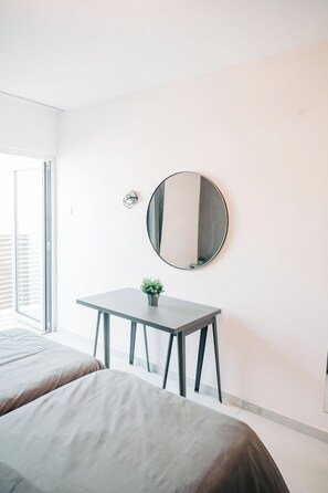 Habitación superior con 2 camas individuales, balcón, vista a la ciudad | Wifi gratis 