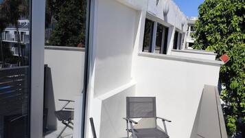 Superior-Zweibettzimmer, Balkon, Stadtblick | Unterkunftsgelände