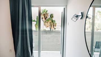 Habitación superior con 2 camas individuales, balcón, vistas a la ciudad | Interior