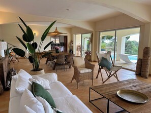 Smart TV, ping pong, books, stereo - Villa with breathtaking view of the Gulf of St-Tropez 5 mins from the sea and shops (Roquebrune-sur-Argens)