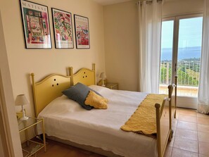 5 bedrooms, iron/ironing board, free WiFi, bed sheets - Villa with breathtaking view of the Gulf of St-Tropez 5 mins from the sea and shops (Roquebrune-sur-Argens)