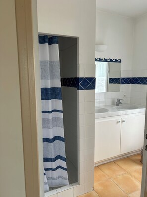 Shower, hair dryer, towels, soap - Villa with breathtaking view of the Gulf of St-Tropez 5 mins from the sea and shops (Roquebrune-sur-Argens)