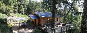 Outdoor dining - House Chalet isolated in the forest (Lespinassière)