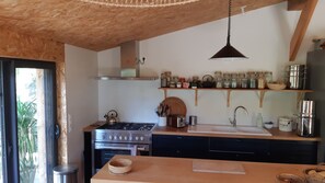 Private kitchen - House Chalet isolated in the forest (Lespinassière)