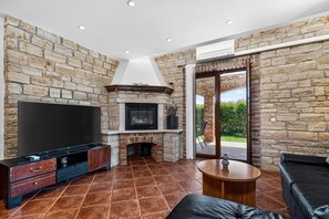 TV, fireplace - Villa Dorotea - 8 Persons, 4 Bedrooms, Barbecue, Private Pool (Butkovići)