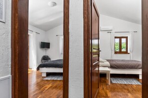4 bedrooms, iron/ironing board, travel cot, free WiFi - Villa Dorotea - 8 Persons, 4 Bedrooms, Barbecue, Private Pool (Butkovići)