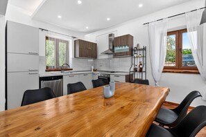 Fridge, microwave, oven, stovetop - Villa Dorotea - 8 Persons, 4 Bedrooms, Barbecue, Private Pool (Butkovići)