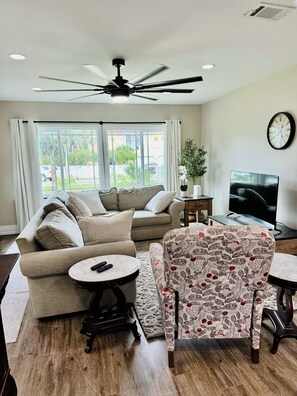 Living area - Near downtown Pensacola  3-bedroom house in country club community! Pet friendly (Pensacola)
