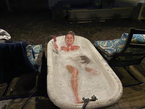 Outdoor spa tub - Near downtown Pensacola  3-bedroom house in country club community! Pet friendly (Pensacola)