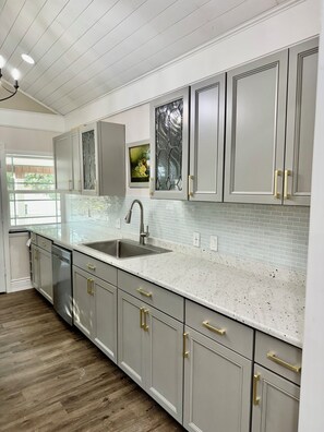 Private kitchen - Near downtown Pensacola  3-bedroom house in country club community! Pet friendly (Pensacola)