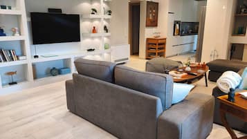 Smart TV, fireplace