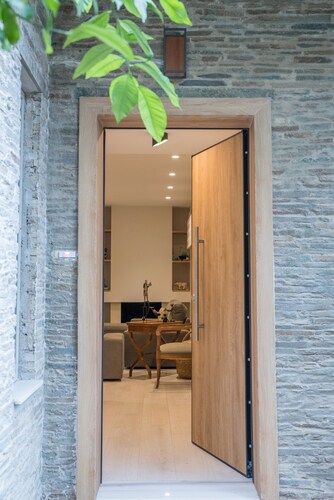 3BR Ensuite Luxury Home · Walk to Beach · Parking · Athenian Riviera