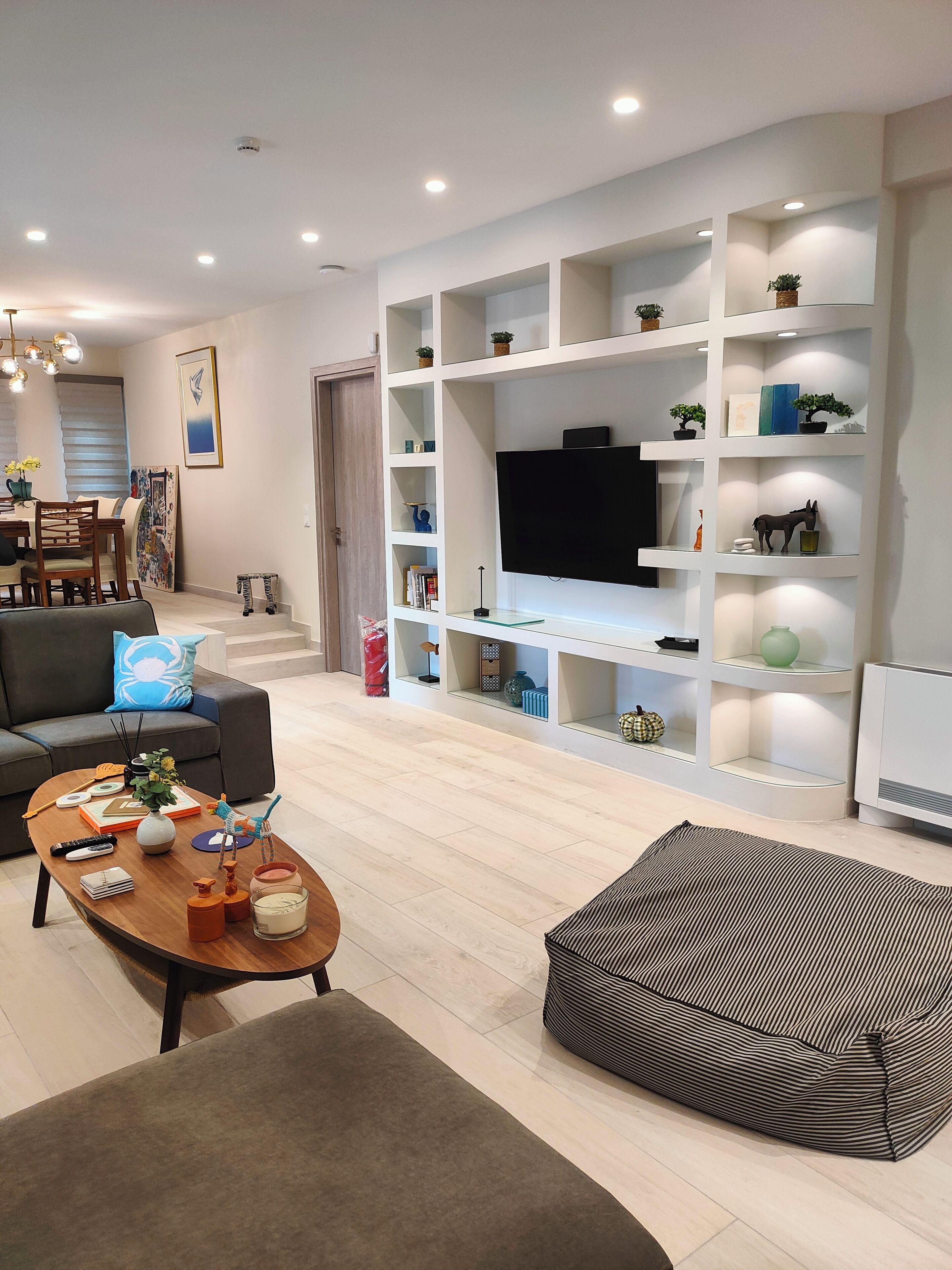 Smart TV, fireplace