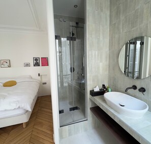 Shower, hair dryer, towels - Spacious, Quiet and Elegant Apartment in Paris (Paris)