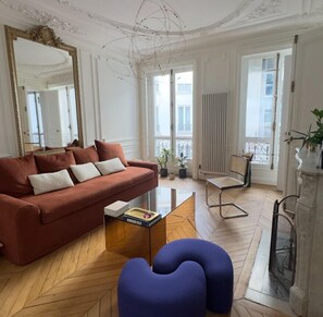 Living area - Spacious, Quiet and Elegant Apartment in Paris (Paris)