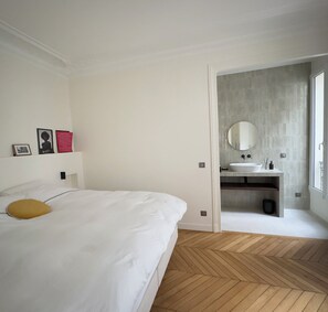 2 bedrooms, iron/ironing board, WiFi, bed sheets - Spacious, Quiet and Elegant Apartment in Paris (Paris)